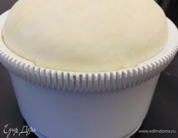 Поднявшееся тесто перекладываем на посыпанную мукой поверхность и в течение минуты вымешиваем.