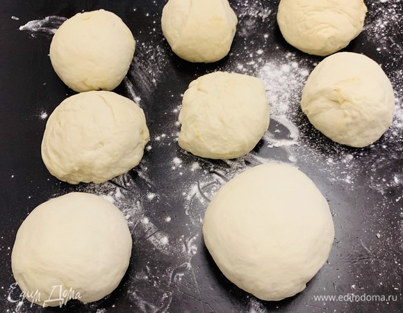 Делим тесто на равные по массе кусочки (около 200 г). Скатываем в шарики.