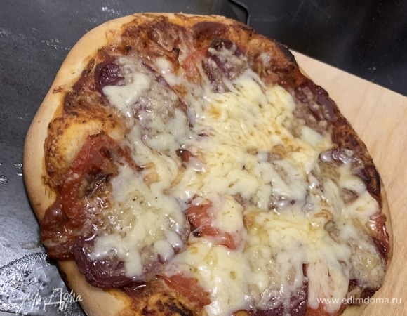 Ставим противень с пиццей на самое дно духовки, разогретой до максимальной температуры. Если в вашей духовке максимально 350°C, не стесняясь, ставим именно ее! Ждем минут 5–7 (в зависимости от температуры), наблюдая за процессом, чтобы пицца подрумянилась, а не пригорела. И достаем.