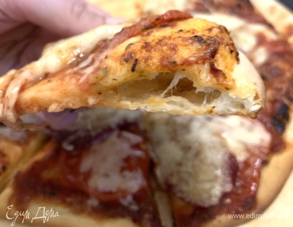 Лучшее тесто для домашней пиццы. Оно внутри не как хлебный мякиш, а именно тонкое, с «дырочками» — вкуснейшее тесто.