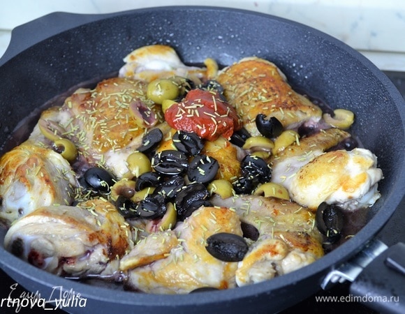 Добавляем разрезанные пополам маслины и оливки. Наливаем вино. Добавляем томатную пасту, мед и розмарин. Аккуратно перемешиваем, солим по вкусу. Накрываем сковороду фольгой и убираем в прогретую до 170°C духовку. Готовим 60 минут. Если у вашей сковороды несъемная ручка, просто переложите все в подходящую форму для запекания и накройте фольгой. Еще, как вариант, можно запросто приготовить это блюдо и на плите, исключая духовку. Просто потомите на слабом огне в течение часа. 🍴Приятного аппетита🍴