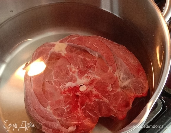 Промываем баранину, заливаем 5–5,5 литрами воды и доводим до кипения. Затем убавляем огонь и варим минут 40. Далее важный момент: добавляем в кастрюлю крупно нарезанный лук, доводим до кипения, и далее вода больше не должна кипеть.