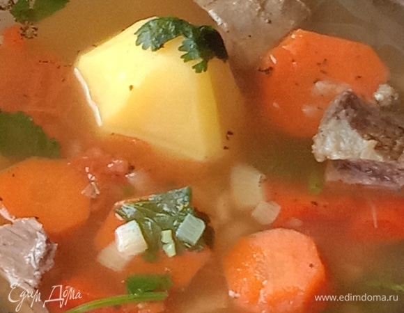 По окончании приготовления добавим свежую кинзу и петрушку. Суп должен настояться примерно 15 минут, затем подавайте к столу. Приятного аппетита!