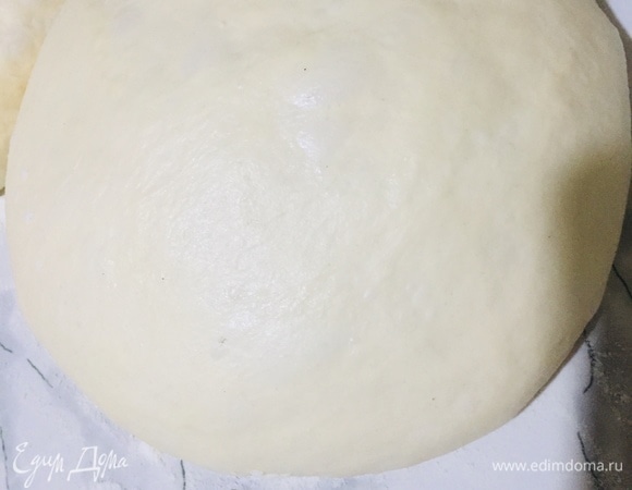 Все ингредиенты перемешать и заместить тесто, оставить на час в теплом месте. Разделить на 5 частей и оставить еще на 10 минут.