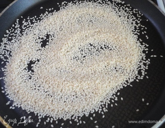 Семена кунжута подсушить на сухой сковороде. 2 ч. л. оставить для посыпки, остальное пойдет в тесто.