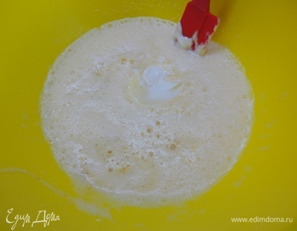 Яйца взбить с сахаром (я уменьшила количество сахара до 100 г) до его растворения. Добавить сметану, масло, цедру апельсина.