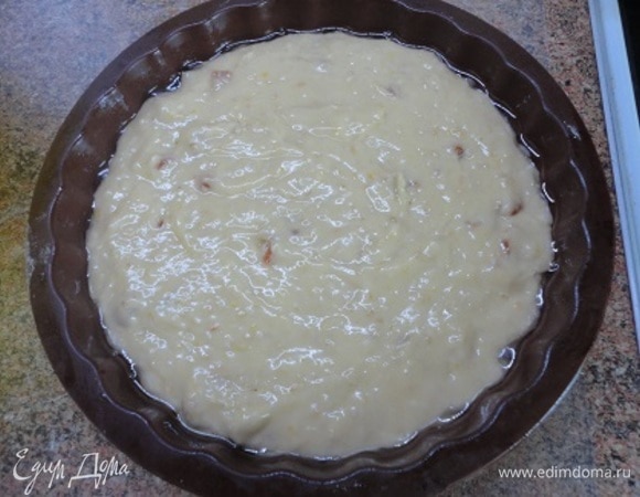 Затем всыпать муку с разрыхлителем, кунжутные семена и курагу. Перемешать и выложить в форму. Выпекать 30–35 минут при температуре 175–180°C.