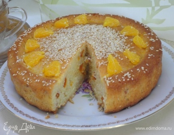 Пока печется кекс, приготовить пропитку. Из апельсина выдавить сок, добавить мед и прогреть на умеренном огне до растворения меда. Готовый, еще горячий кекс проткнуть много раз деревянной шпажкой и полить сиропом, посыпать кунжутом.