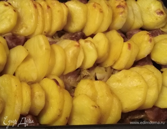 По истечении времени снять фольгу. Поставить форму обратно в духовку на 30 минут, доведя температуру до 200°C.