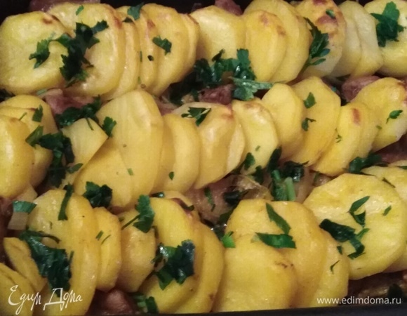Готовое блюдо посыпать зеленью.