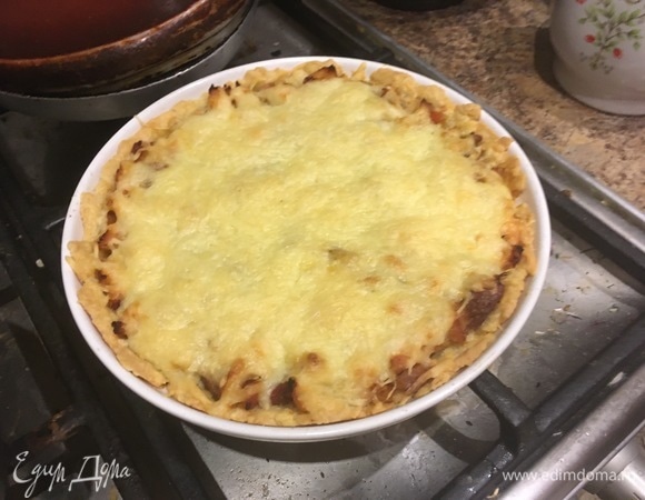 Сначала приготовим тесто. Сметану смешать с маслом. Добавить соли и муки. Тесто на 30 минут положить в холодильник.