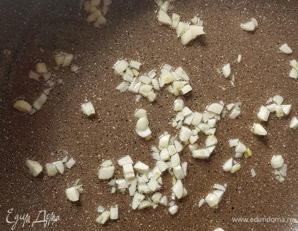 Чеснок нарезать крупно и обжарить на масле несколько секунд.