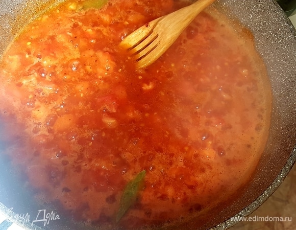 Влить полстакана воды, посолить, добавить свои любимые специи, лавровый лист и тушить 5–7 минут.