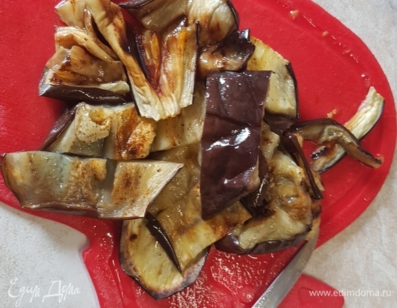 Баклажаны нарезать крупными кусками.