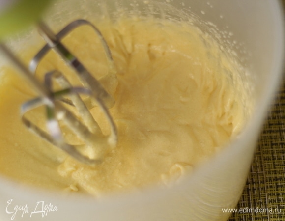 Отдельно взбить размягченное сливочное масло с сахаром и яйцом до пышной массы (взбивать на высокой скорости минуты 3–4).