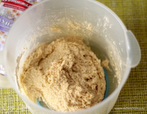 Добавить мучную смесь, все хорошо перемешать лопаткой. Должно получиться липкое вязкое тесто.