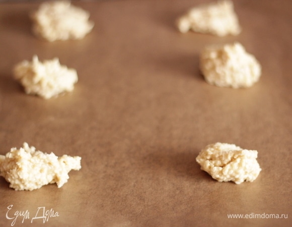 Застилаем противень пергаментом или силиконовым ковриком, ничем не смазывать. С помощью 2 ложек выкладываем кругляши теста на противень, т. к. печенье в процессе расплывается, то расстояние между заготовками нужно оставлять побольше.