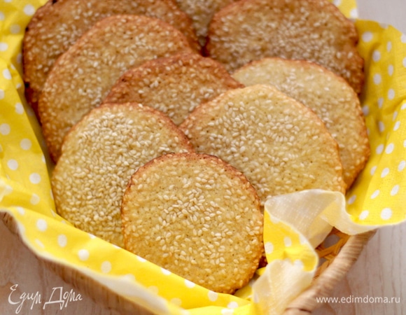 Выпекать в разогретой до 170°C духовке минут 5–8 в зависимости от толщины печенья и вашего желания получить сухое печенье или с чуть мягкой серединкой. Дать остыть на коврике и потом снимать.