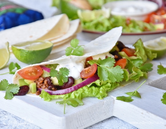 Вместо кукурузных лепешек можно использовать пшеничные. Для этого подвесить их на решетке и подсушить 1–2 минуты в духовке при 200°C.