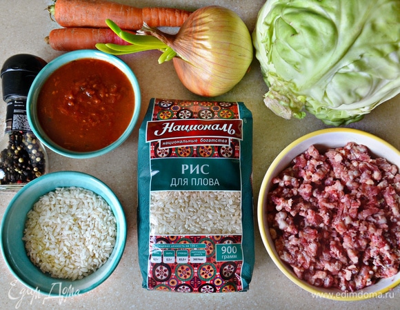 Подготовьте все необходимые продукты. Рис «Для плова» ТМ «Националь» отварите до полуготовности в слегка подсоленной воде. Воду хорошо слейте.