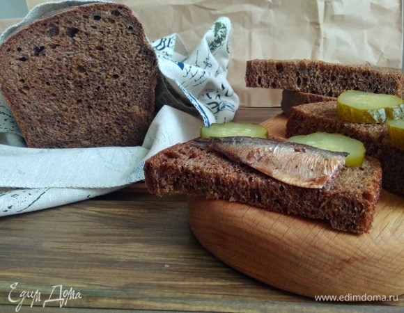 Ну и шпроты, конечно, сюда подходят, в компании с соленым огурцом!