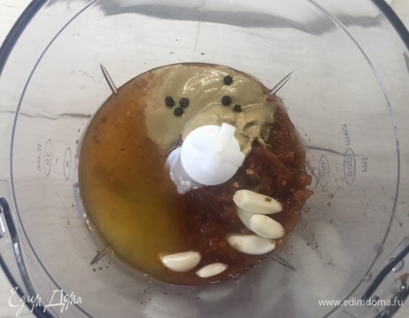 Для маринада в блендер отправляем: 3 столовые ложки томатной пасты, 2 столовые ложки меда, 1 столовую ложку горчицы, 2 столовые ложки соевого соуса, 5 долек чеснока, 6 горошинок перца, давим чайную ложку сока лимона. Пробиваем, доводим солью по вкусу, если нужно.