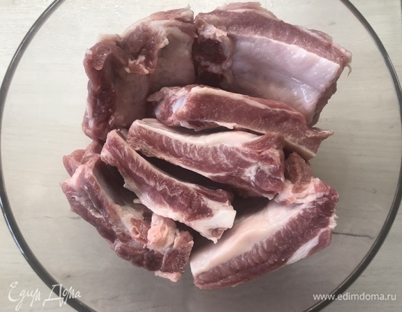 Ребра режем, заливаем маринадом, убираем в холодильник. По времени, у кого сколько есть — от 2 до 12 часов.