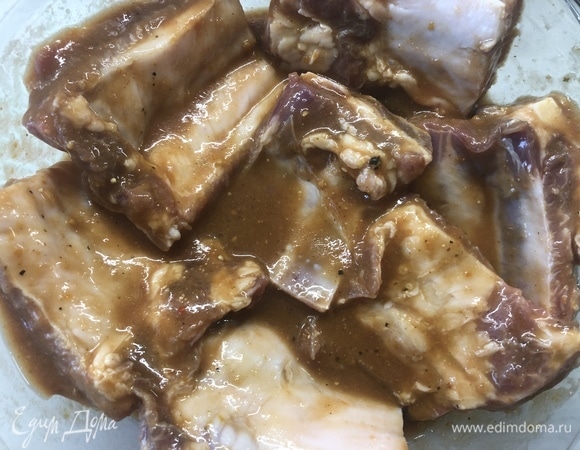 Форму смазываем оливковым маслом, выкладываем ребра, добавляем часть маринада, закрываем крышкой, отправляем в разогретую до 180°C духовку от часа до полутора.