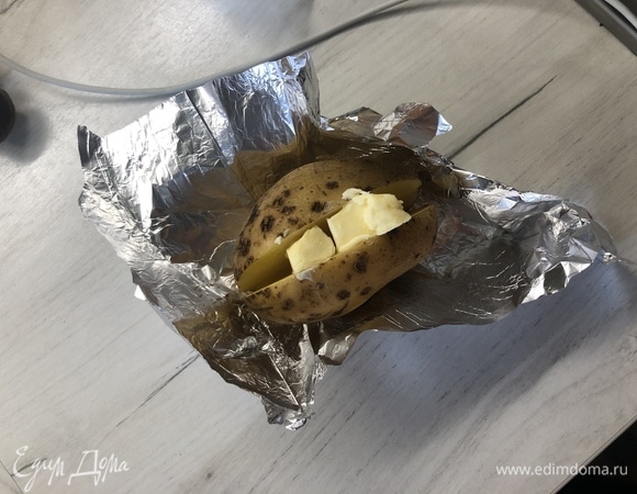 Картошку моем, режем вдоль не до конца, в серединку добавляем сливочное масло (дополнительно можно вложить нарезанный чеснок, перец горошком, все, что вам нравится и есть под рукой), заворачиваем в фольгу, кладем на решетку, снимаем крышку с ребрышек, поднимаем температуру до 200°C и запекаем еще минут 30. До готовности, проверить картошку можно зубочисткой, мясо не должно обуглиться.