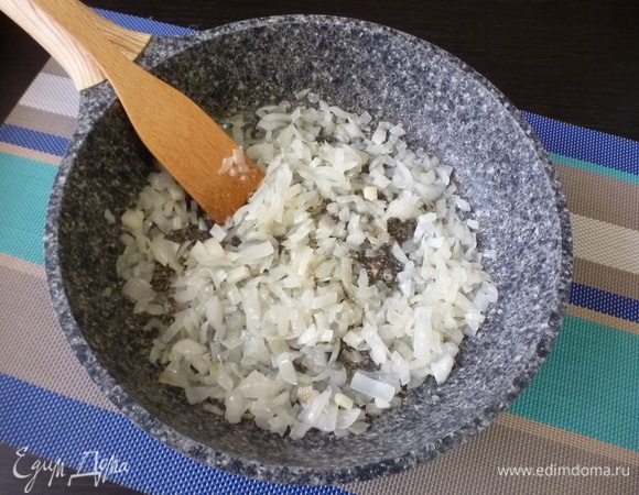 Лук мелко нарезать и обжарить минут 5–7 до прозрачности.