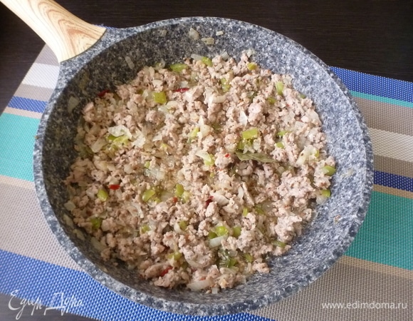 Обжарить фарш на сильном огне до выпаривания жидкости. Посолить и поперчить.