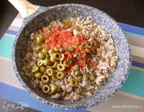 Добавить помидоры, изюм, оливки и каперсы. Помидоры у меня домашние, замороженные. Для пикантности можно добавить рассол от оливок и каперсов. Только будьте осторожны, не пересолите блюдо!