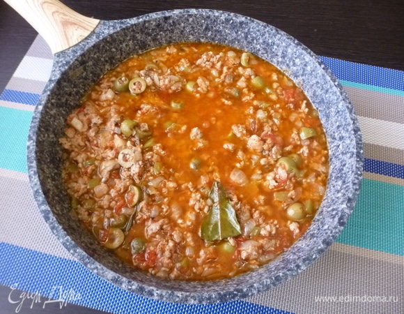 Тушить содержимое сковороды минут 15–20 под крышкой.