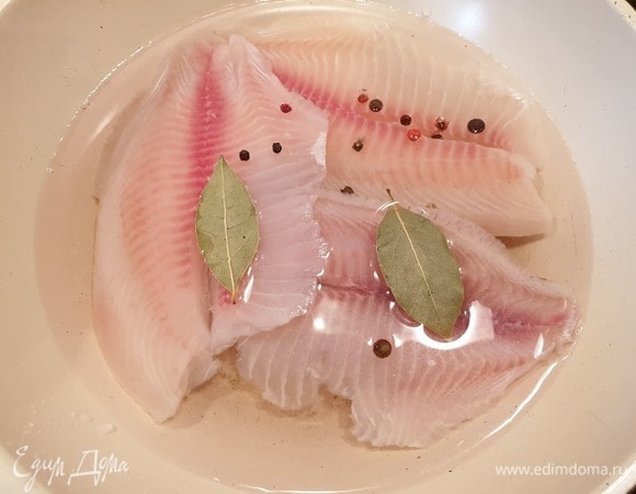 Тилапию отварим в течение 5–7 минут с добавлением лаврового листа и смеси перцев.