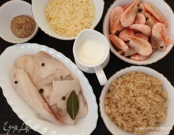 Креветки у меня варено-мороженые, поэтому я просто разморозила их. Подготовим все ингредиенты для запеканки.