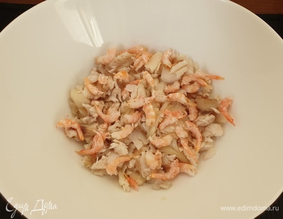 Креветки и отваренную тилапию лучше не нарезать, а порвать руками, так текстура запеканки получится интереснее.