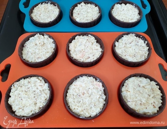 Разложим смесь по порционным формам. Запекаем в течение 15 минут в разогретой до 180⁰С духовке.