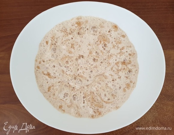 Ряженку подогреем, разведем в ней дрожжи и сахар. Оставим на 10 минут до образования шапочки.