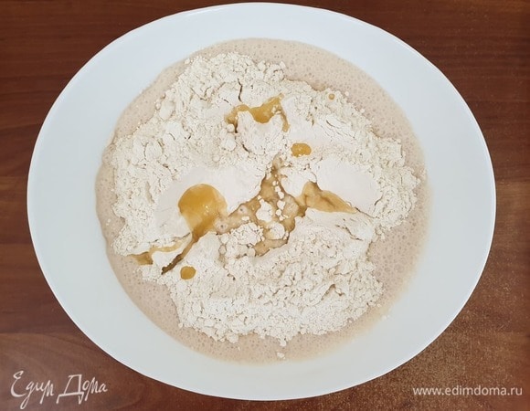 Добавим к дрожжевой основе 150 г муки, соль и растопленное сливочное масло. Перемешаем. Частями добавляем муку, сколько возьмет тесто. Количество муки в рецепте указано примерное, ориентируйтесь по консистенции теста.