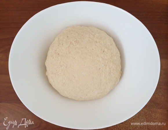 Тесто накрываем и убираем в теплое место. На ряженке оно подходит очень быстро, 30–40 минут.