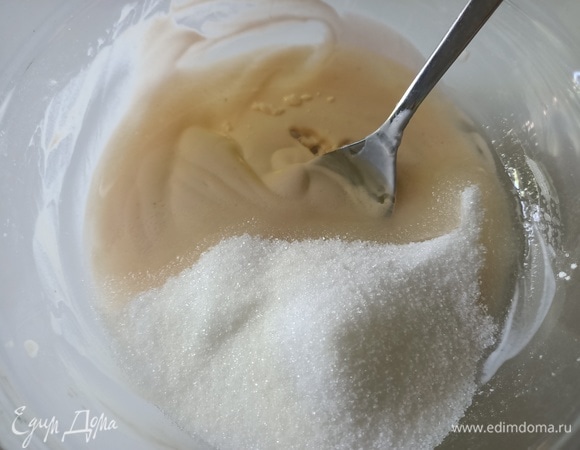 Добавить подсолнечное масло и 120 г сахара. Перемешать.