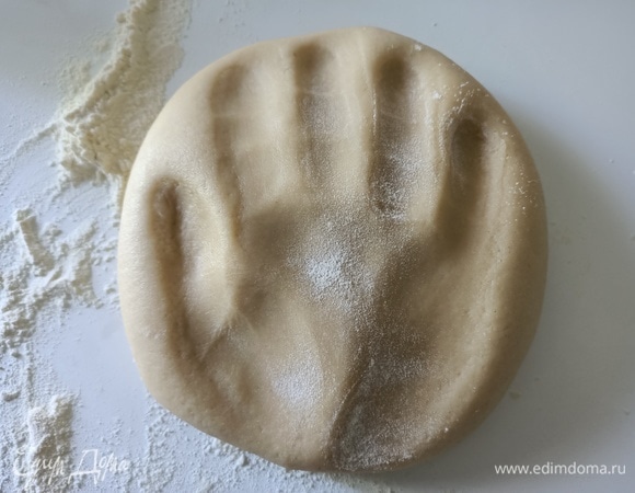 Постепенно добавляя муку, замесить тесто. Завернуть в пищевую пленку и положить в холодильник на 20 минут.