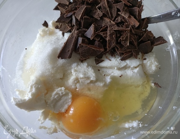 Для начинки смешать 75 г сахара, творог, яйца, шоколад и ванилин.