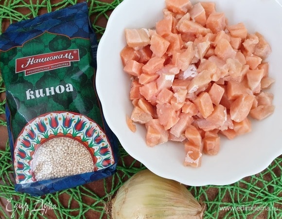 Для начинки отварим киноа ТМ «Националь» в течение 10 минут, немного не доводя до готовности. Нарежем брюшки семги. Подготовим репчатый лук, протомив его в 2 ст. л. топленого масла.