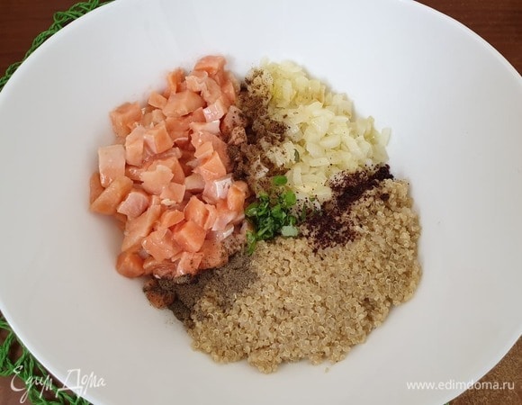 Соединим все ингредиенты, добавив базилик и специи. Лук в начинку добавляем вместе с маслом, в котором он томился. Перемешаем.