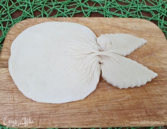 Делаем разрез посередине и пальцами сжимаем тесто с двух сторон. Получился хвостик.