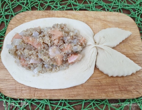 Кладем 1–1,5 ст. л. начинки.