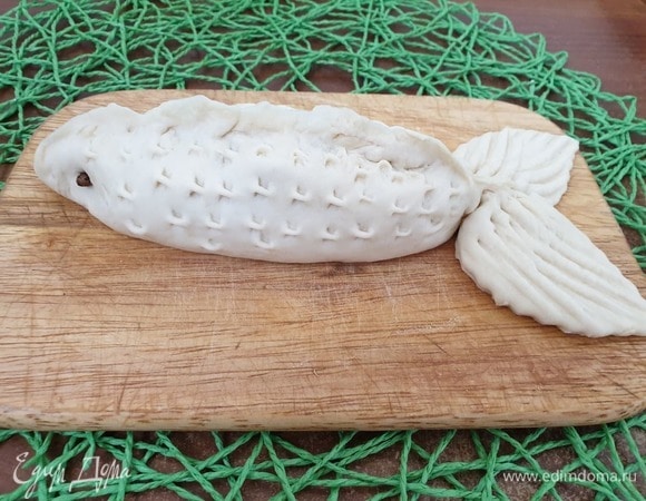 Пинцетом делаем чешуйки, глазки — гвоздика, по хвостику проходимся вилочкой. Рыбка готова.