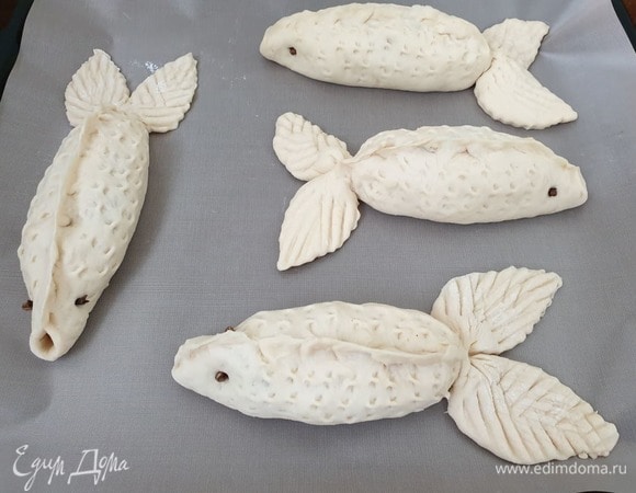 Выкладываем пирожки на противень на расстоянии друг от друга. Оставляем на 15–20 минут. Смазываем пирожки взбитым яйцом. Выпекаем в разогретой до 180⁰С духовке в течение 25–30 минут или до румяности.