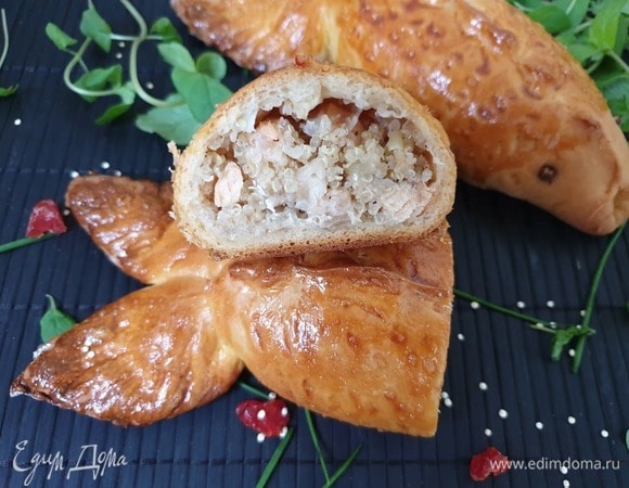 Начинка похожа по вкусу и консистенции на икру, сочная и маслянистая.